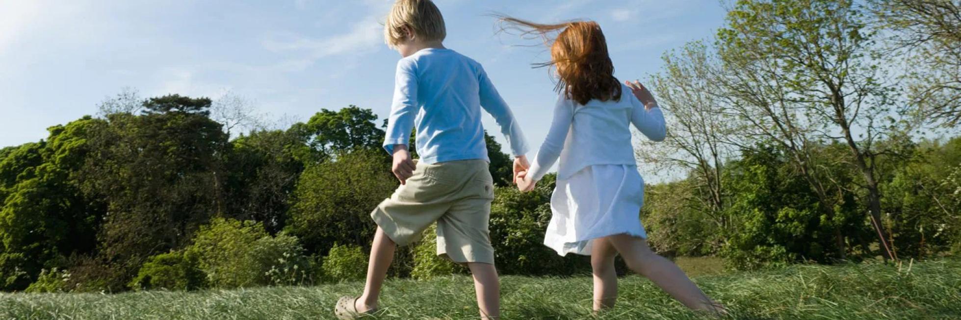 Дети бегут, держась за руки